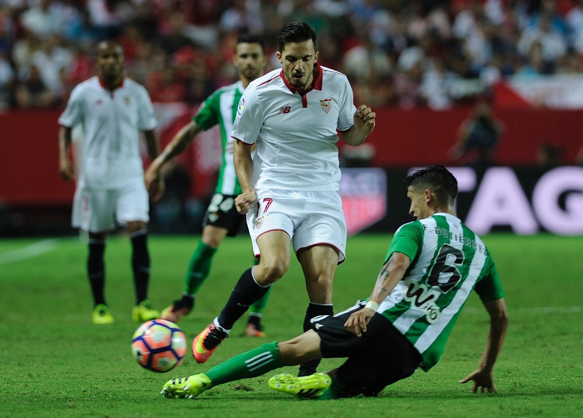 Felipe Gutierrez se barre frente a Pablo Sarabia. (Foto Prensa Libre: AFP)