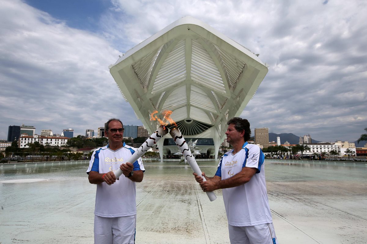 El director del Museo del Mañana Ricardo Piquet (d) recibe la antorcha paralímpica hoy. (Foto Prensa Libre: EFE)