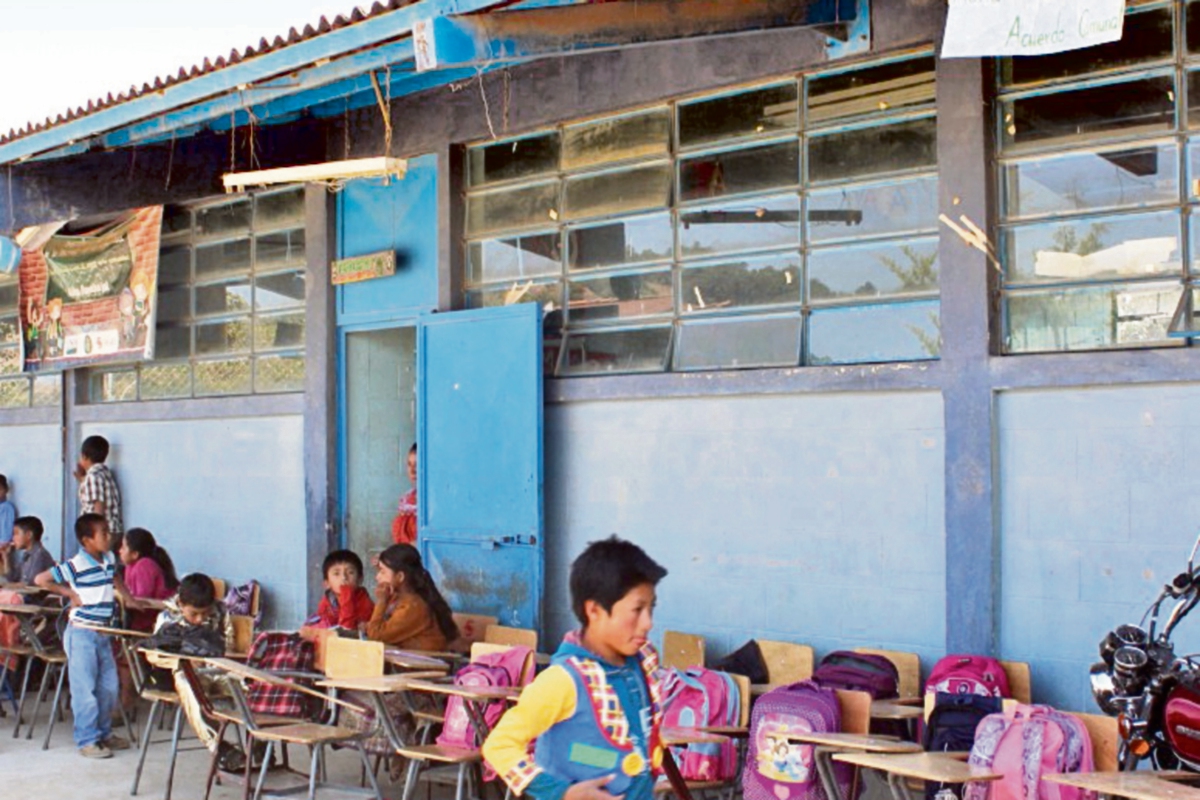 Niños reciben  clases en corredor de escuela,     porque el calor los afecta en una galera.