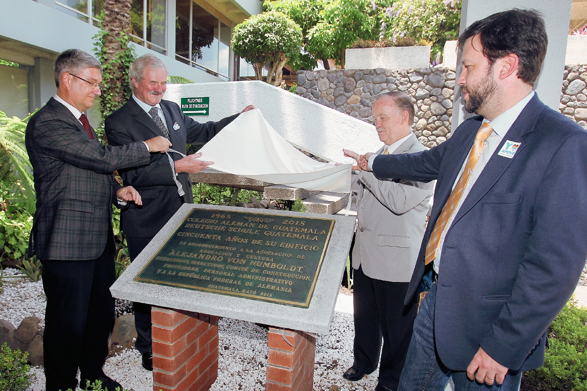 Guido Klauck, Arthur Brunner, Carlos Mansilla y Christian Hoffmann develan la placa conmemorativa de los 50 años de construcción de las instalaciones del Colegio Alemán. (Foto Prensa Libre: Edwin Castro)