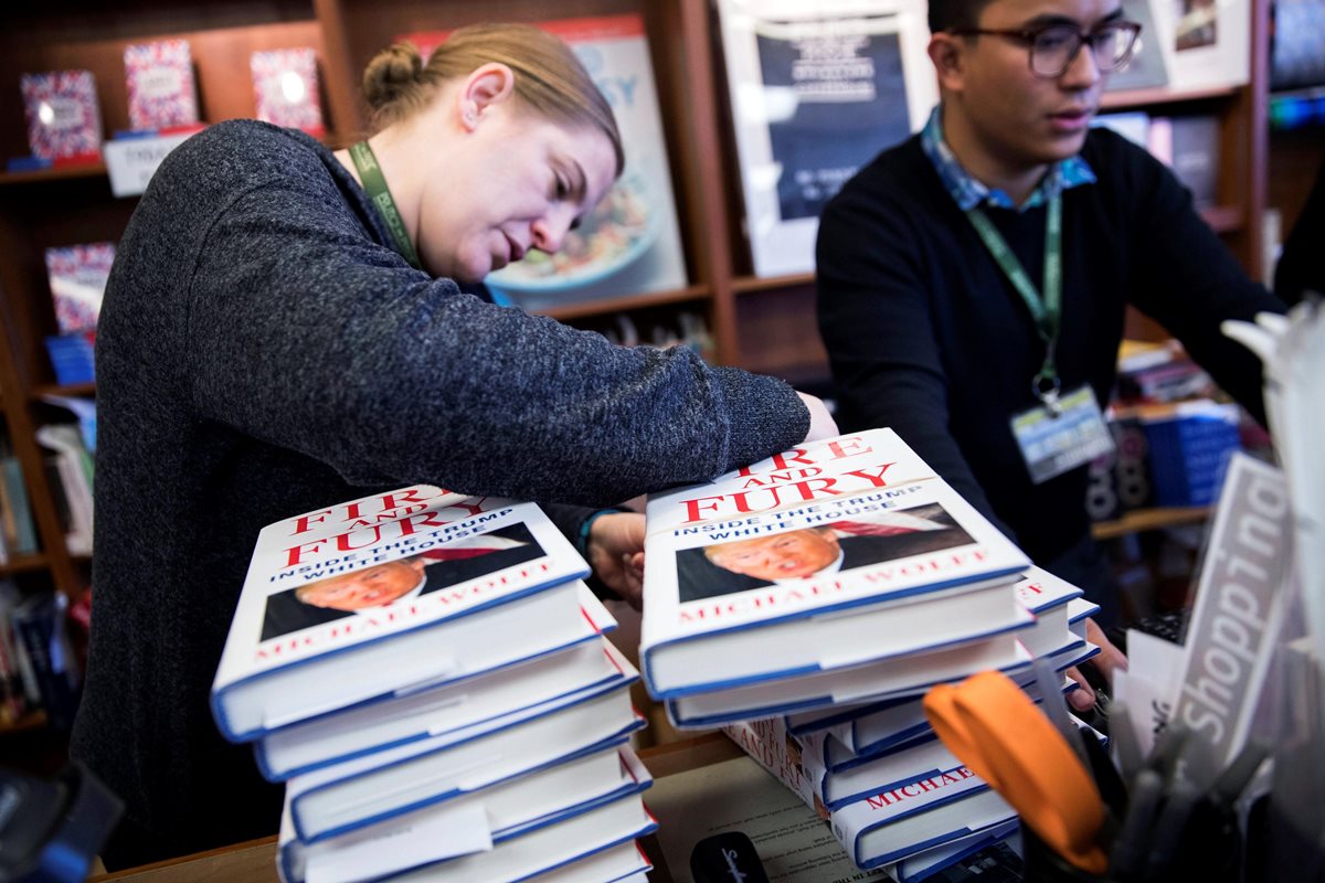 En algunas librerías ya se agotó el libro. (Foto Prensa Libre: EFE)