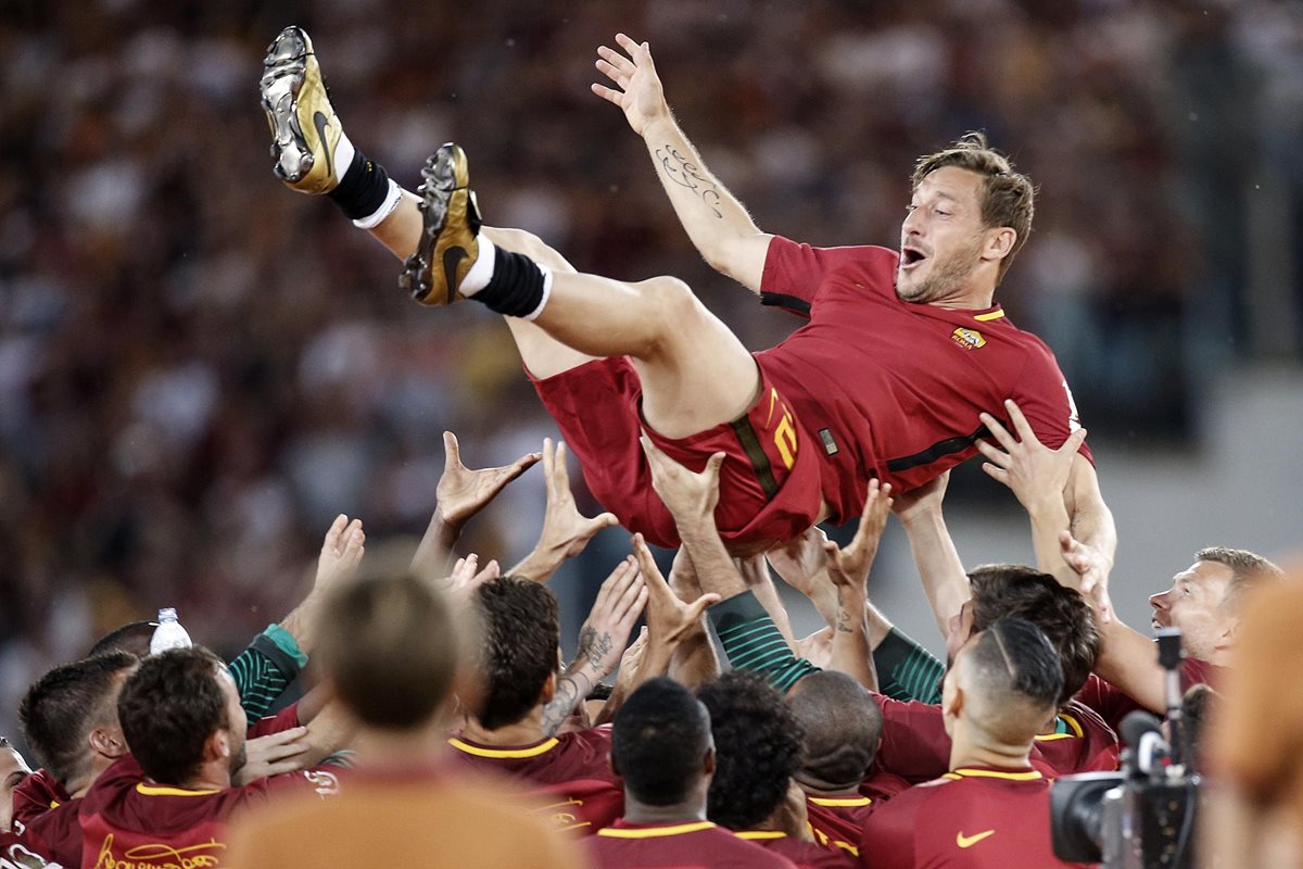 Luego de su retiro de las canchas, Totti seguirá en el equipo de sus amores, ahora como directivo. (Foto Prensa Libre: Hemeroteca PL)