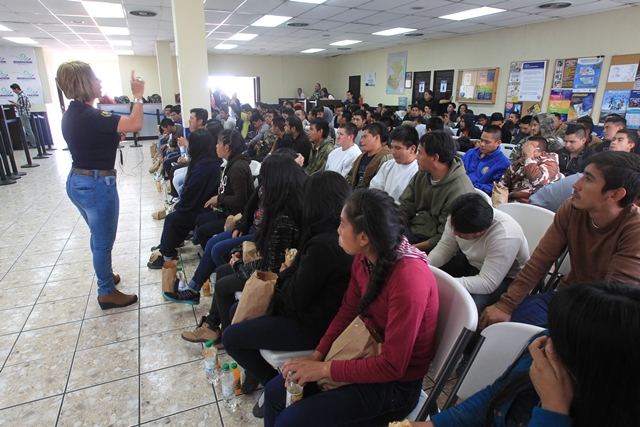 Guatemaltecos deportados de EE.UU. son recibido por personal de Migración en la Fuerza Aérea Guatemalteca. (Foto Prensa Libre: Hemeroteca PL)