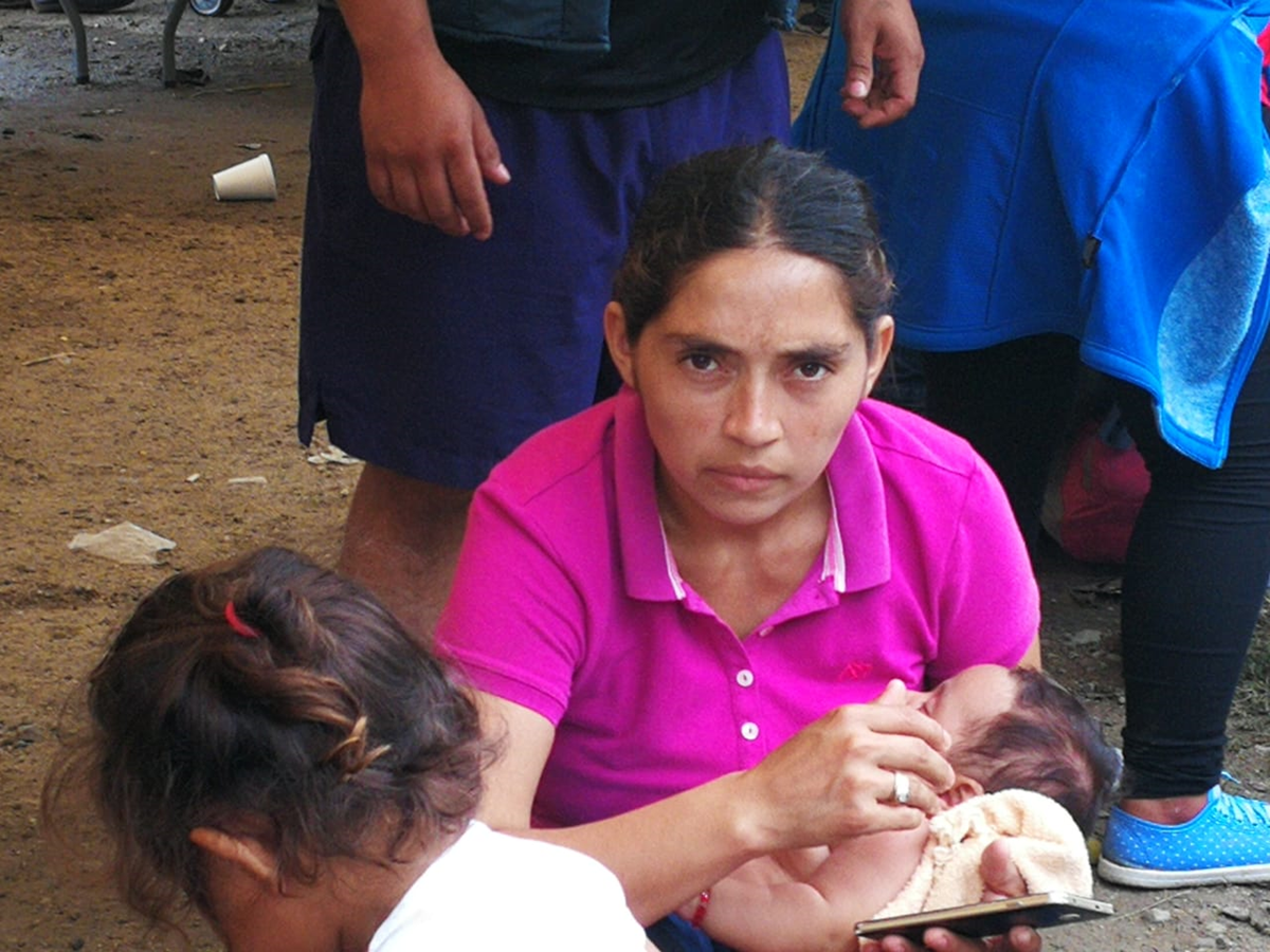 Mujeres y niños se ven exhaustos cuando no han cubierto ni siquiera el 10 por ciento del recorrido hasta Estados Unidos. (Foto Prensa Libre: Sergio Morales)