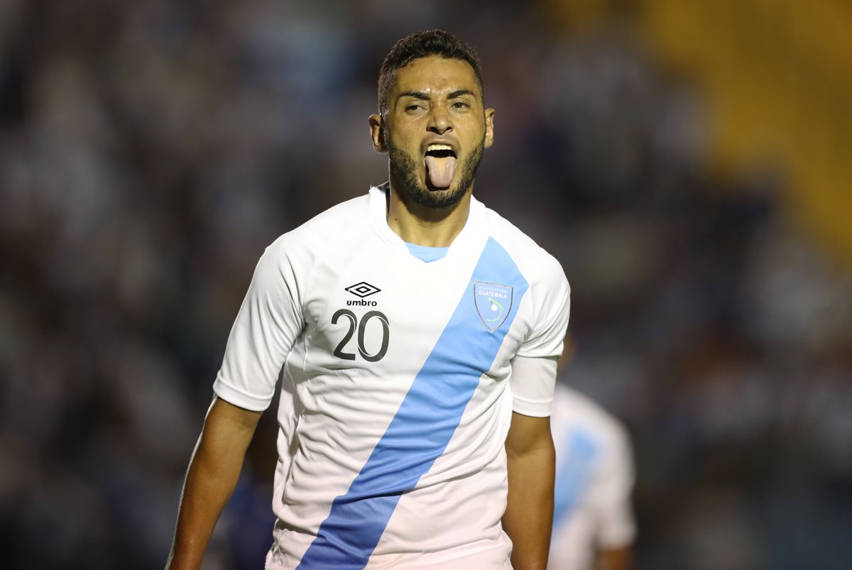 Danilo Guerra festeja el segundo gol de Guatemala contra Cuba. (Foto Prensa Libre: Francisco Sánchez).