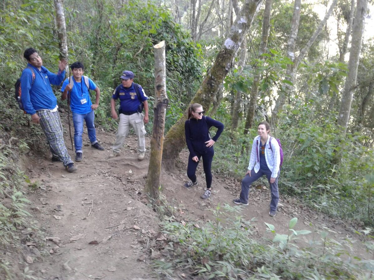 El turista mexicano (suéter azul), quien fue rescatado por agentes de la Disetur, junto a sus compañeros. (Foto Prensa Libre: Cortesía)