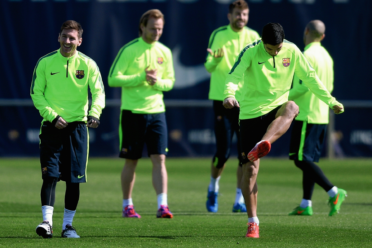 La sonrisa de los jugadores en el entrenamiento del Barcelona son el fiel reflejo del momento por el que pasa el equipo. (Foto Prensa Libre: AP)