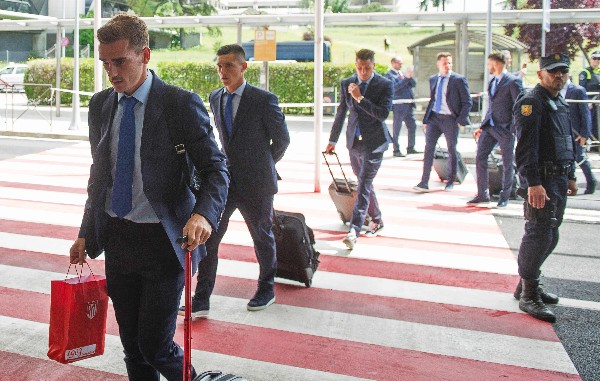 Antoine Griezmann encabeza la delegación del Atlético de Madrid a su llegada a Milán. (Foto Prensa Libre: AFP)