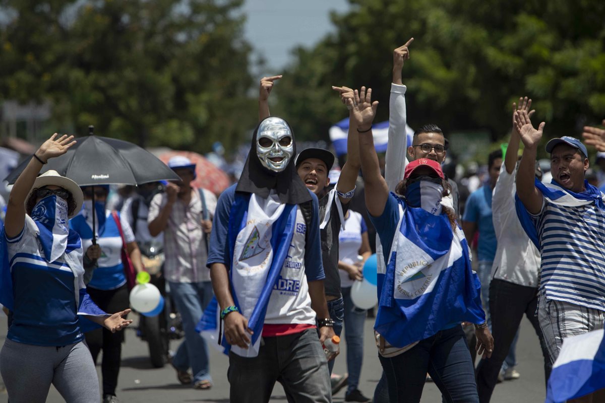 Manifestantes acusan al presidente por la muerte de cientos de personas en protestas contra su Gobierno. (Foto Prensa Libre: EFE)