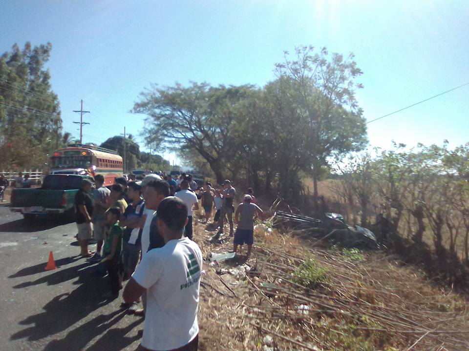 El picop en el que viajaba una familia en Santa Rosa se salió de la cinta asfáltica. (Foto Prensa Libre: Tomada de Moisés Aldana/Facebook)