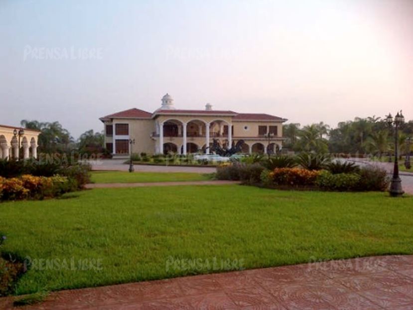 Patio de la vivienda estilo colonial que Mario Ponce tenía en la aldea Playitas, Morales, Izabal. (Foto Prensa Libre: Hemeroteca PL).