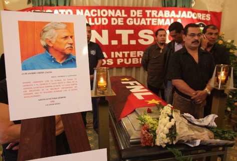 los restos de  Luis Ovidio Ortiz fueron velados en una funeraria de la zona 1 capitalina, a donde asistieron dirigentes del Frente Nacional de Lucha.