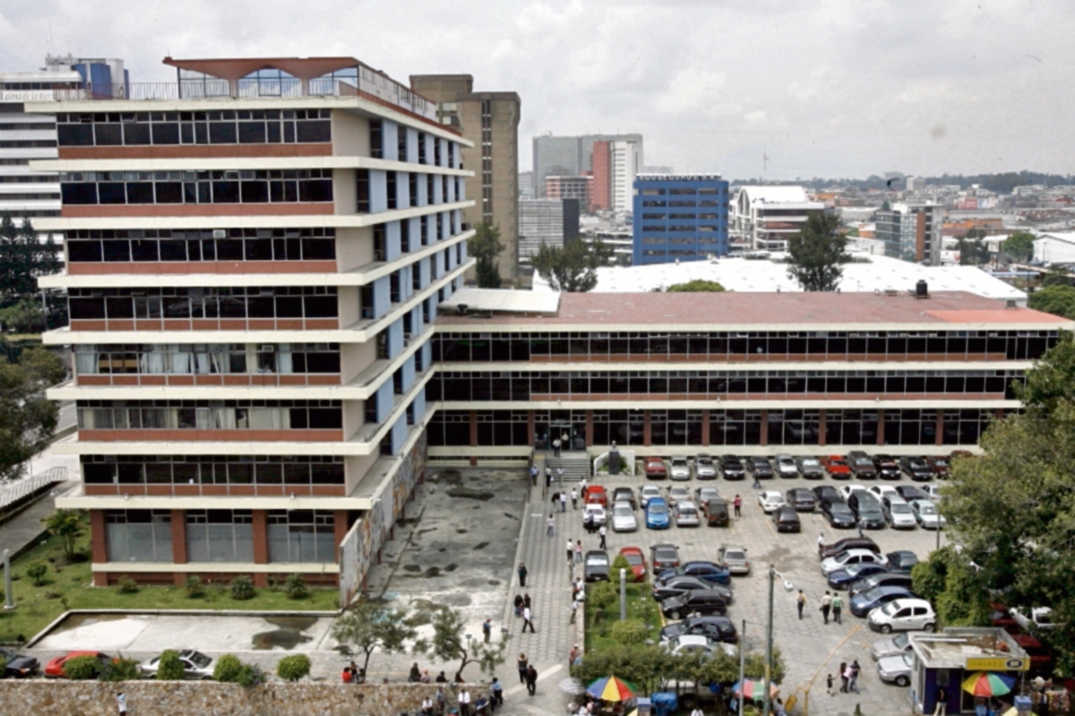 Sede del IGSS, en la zona 1 de la Ciudad Capital. (Foto Prensa Libre: BENILDO CONCOGUÁ)