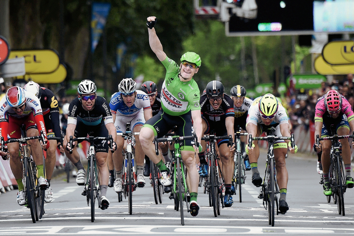 Encabezando el pelotón Andre Greipel festeja al pasar la meta. (Foto Prensa Libre: AFP)