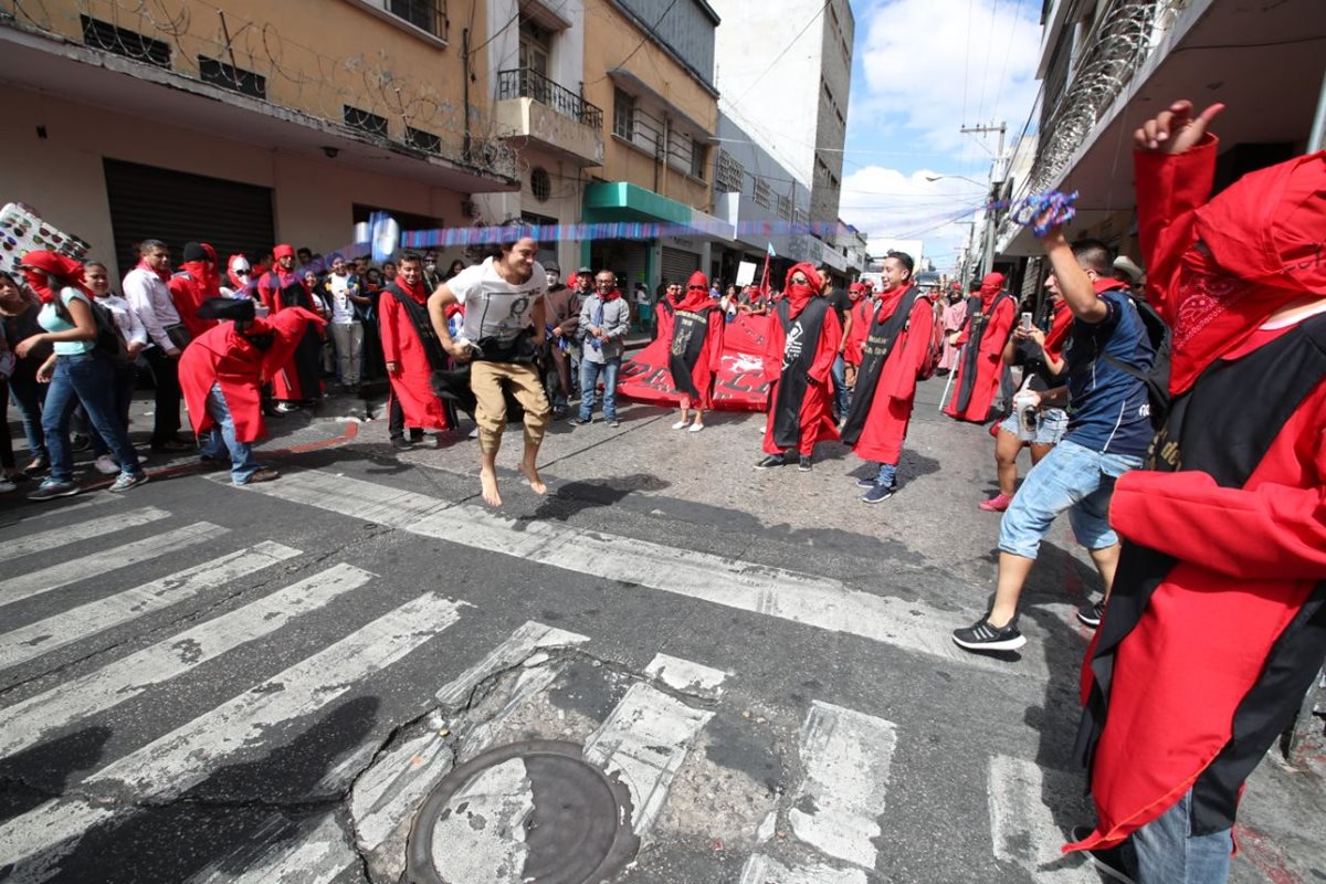 La Facultad de Derecho también participa en el desfile y realiza un juego de cuerda en el que invita a las personas a saltar.