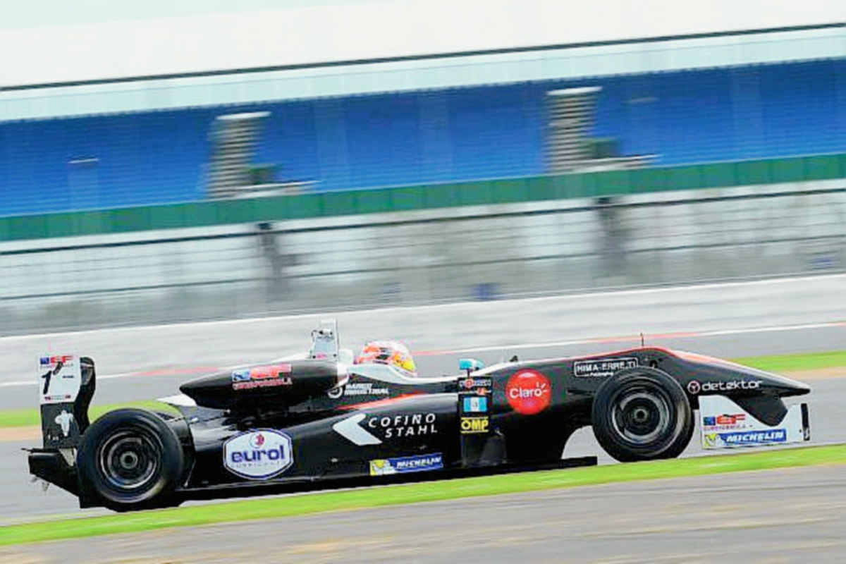 Andrés Saravia, al volante de su Dallara F312, captado en la práctica de este viernes en Silverstone. (Foto Prensa Libre: Cortesía de la Eurofórmula Open)