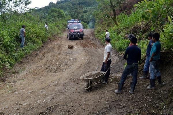 Vecinos de Quiché trabajan  en tramo vial, por falta de mantenimiento por parte de Caminos. (Foto Prensa Libre: Óscar Figueroa)