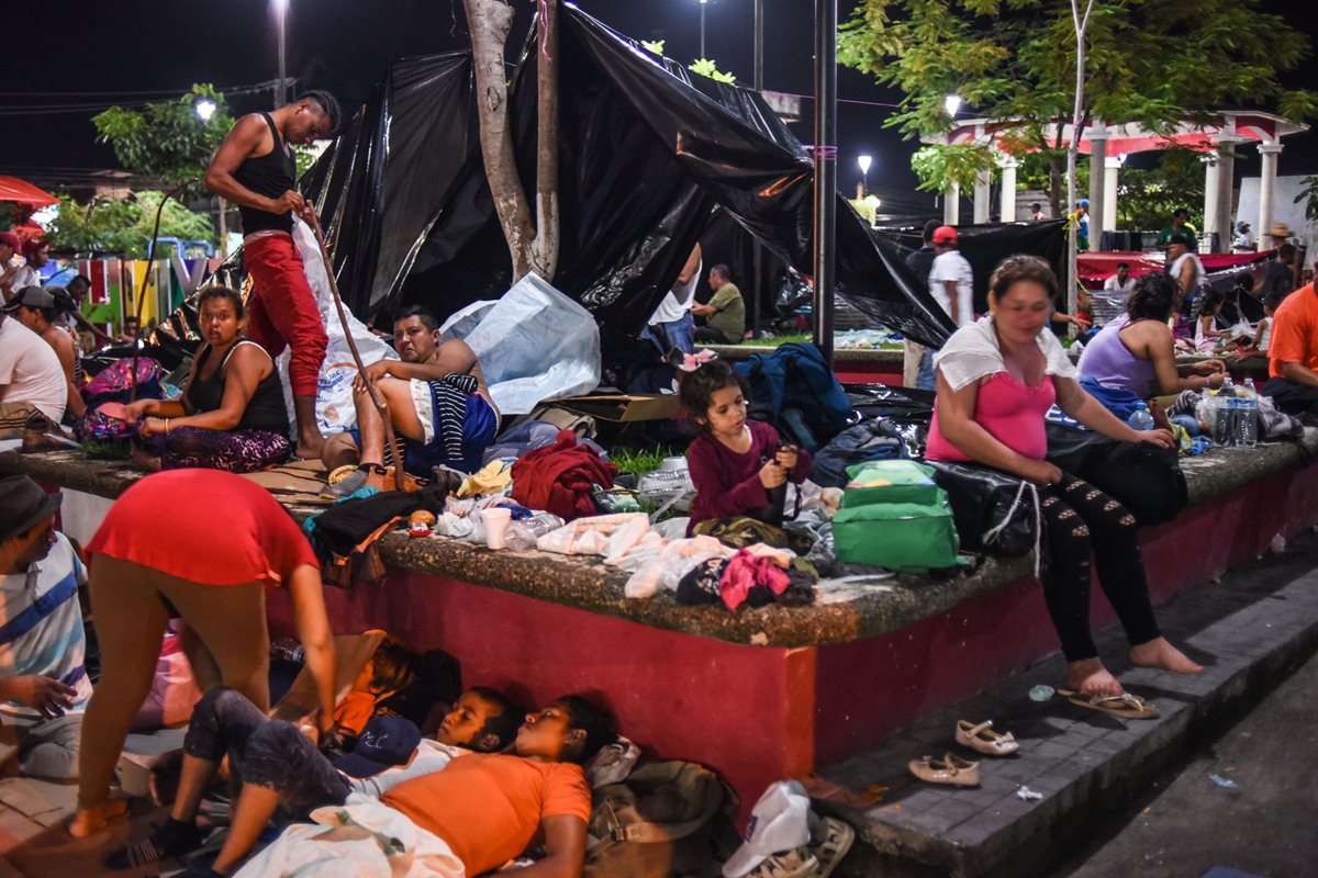 Familias y grupos de hondureños se ayudan de la solidaridad de los chiapanecos para resistir el viaje. (Foto Prensa Libre: AFP)