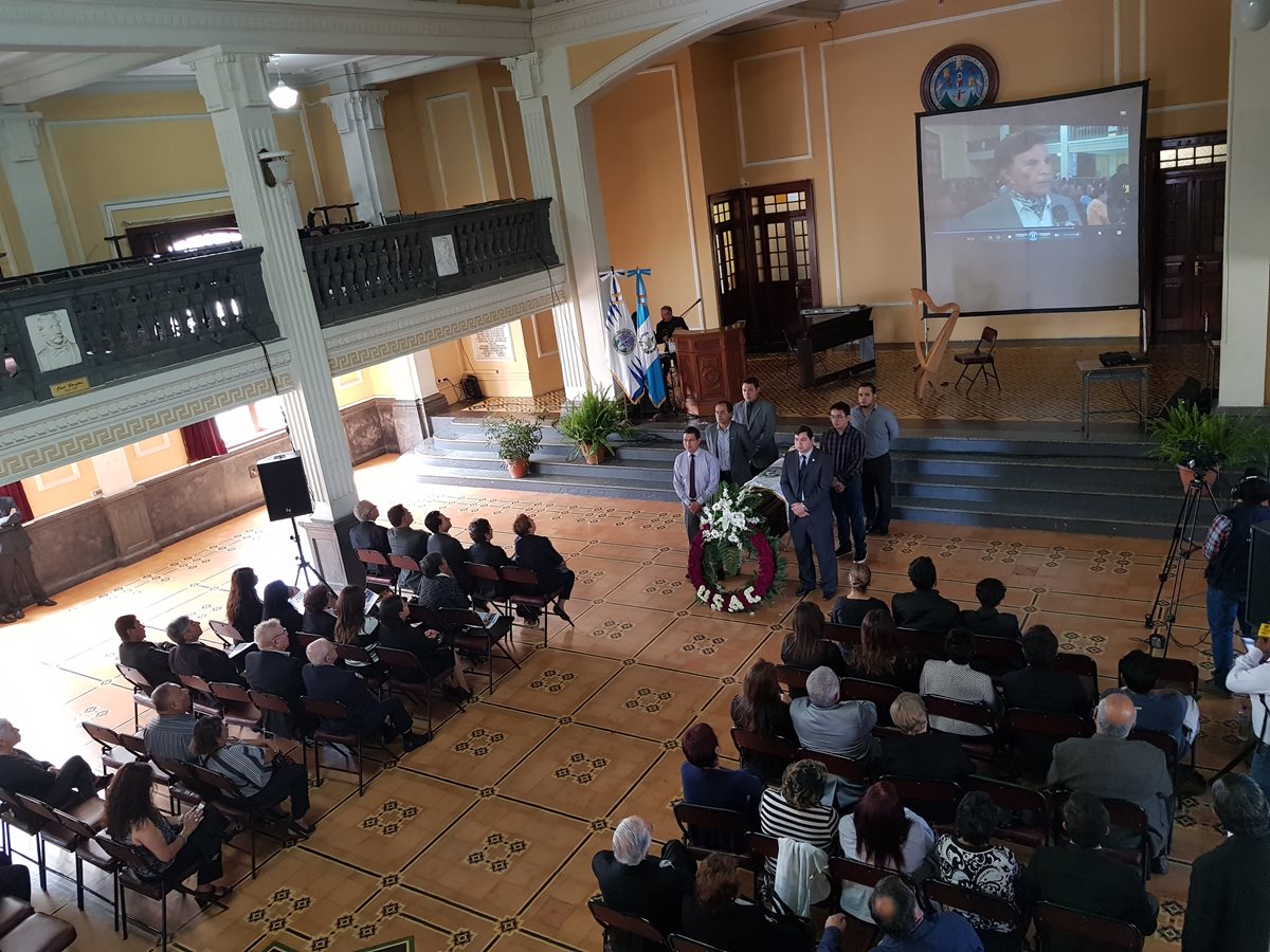 Rindieron homenaje al maestro Elmar René Rojas en el Centro Cultural Universitario de la Universidad de San Carlos de Guatemala. (Foto Prensa Libre: Sandra Vi)