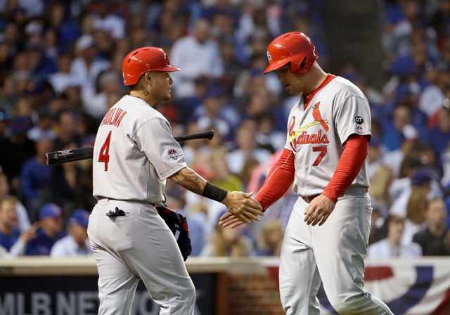 Yadier Molina -izq.- no estará para el juego de esta noche (Foto Prensa Libre: AP)