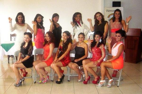 Doce de las trece candidatas a Reina Departamental, durante su presentación en un hotel de la ciudad de San Marcos. (Foto Prensa Libre: Genner Guzmán)