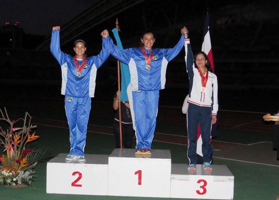 Lezana y Fabián, primero y segundo lugar en la prueba de heptatlón, durante la premiación. (Foto Prensa Libre: Cortesía Federación Nacional de Atletismo)