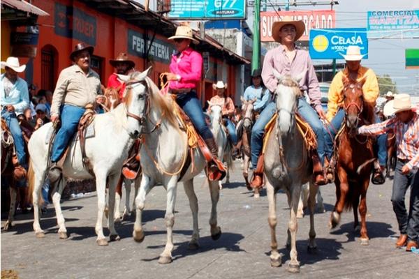 Jinetes participan en desfile hípico en la ciudad de Escuintla con motivo de la feria en honor de la Virgen de Concepción. (Foto Prensa Libre: Melvin Sandoval)