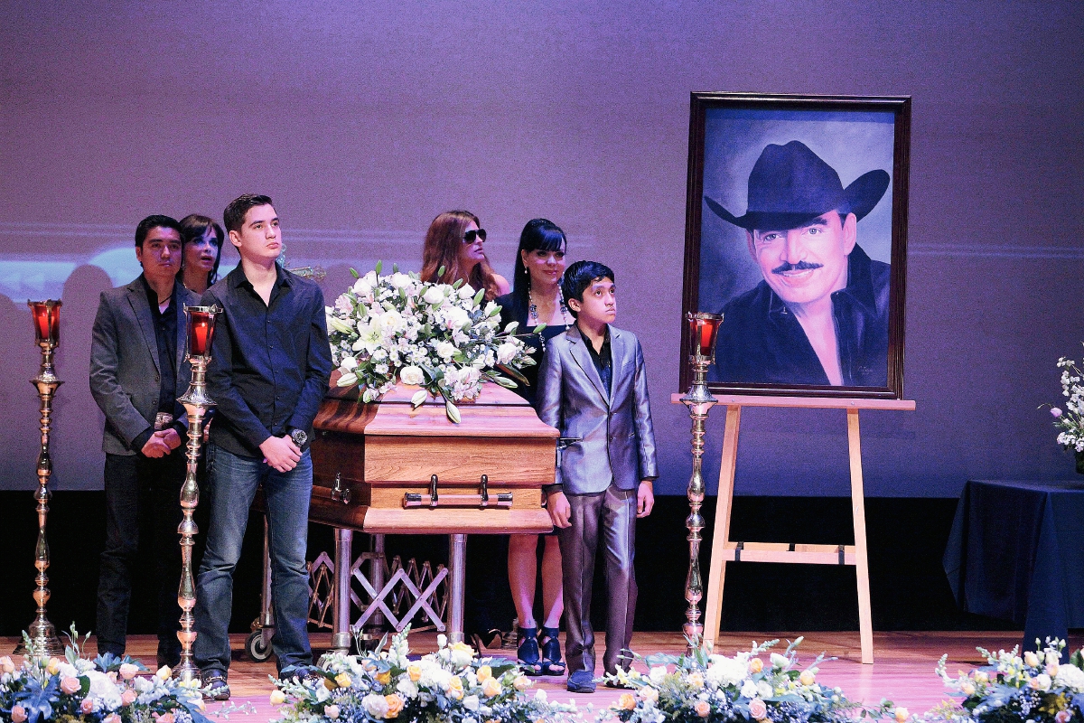 La exesposa del cantautor Joan Sebastian Maribel Guardia, junto a sus hijos, realiza una guardia de honor durante un homenaje al artista en la Sociedad de Autores y Compositores de México. (Foto Prensa Libre, AP)