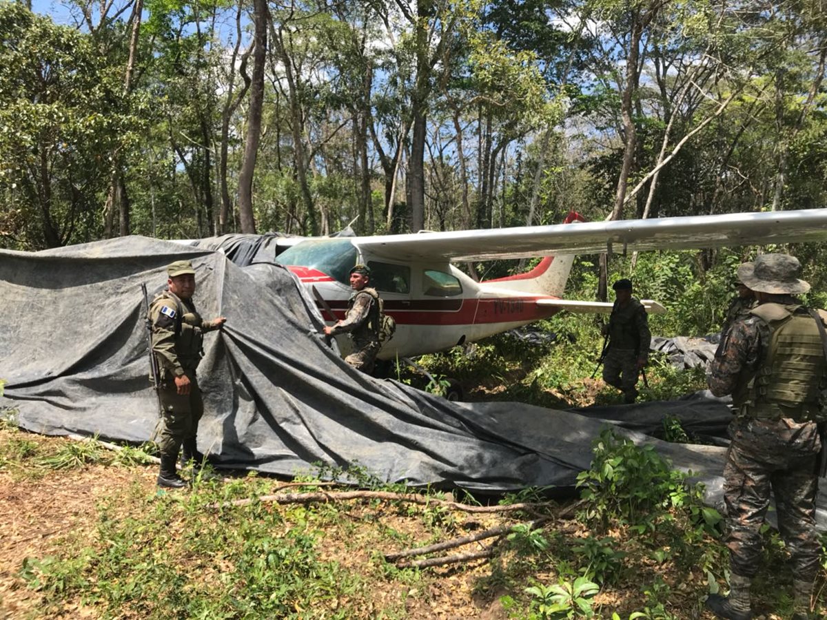 La avioneta estaba cubierta con nailon, para evitar que fuera hallada. (Foto Prensa Libre: Rigoberto Escobar)