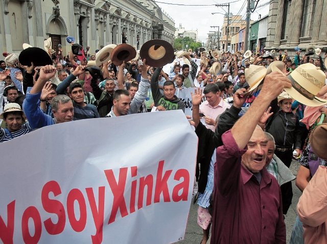 Pobladores xincas de unos 11 municipios manifestaron en la capital para exigir respeto a su identidad y territorio, los cuales, indican, han sido violentados con instalación de mineras. En Santa Rosa está instalada la minera San Rafael. El Ministerio de Energía y Minas dijo que no era necesaria una consulta porque no se determinó la existencia de indígenas.