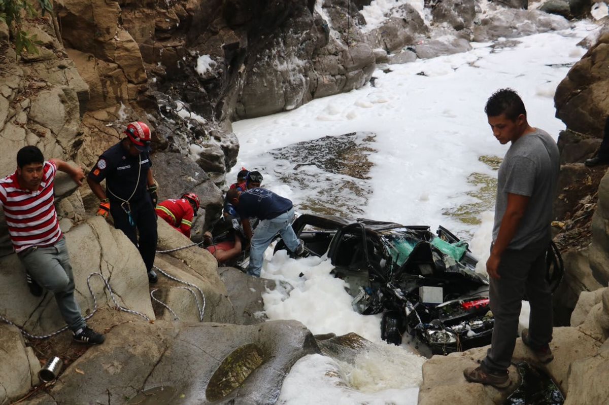 Un grupo de Bomberos Municipales rescató el cadáver un hombre, de 25 años, que cayó con su auto en un barranco en Palencia. (Foto Prensa Libre: CBM)