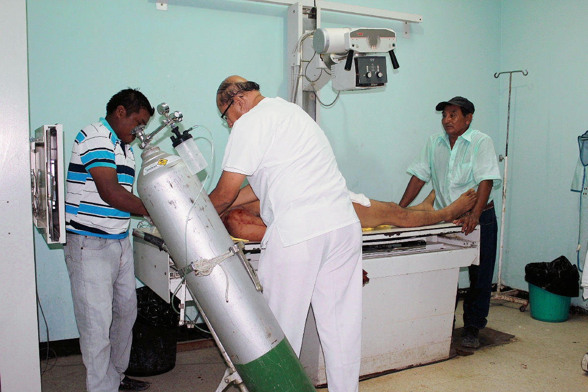 Los heridos fueron llevados al Hospital Regional de San Benito. (Foto Prensa Libre: Rigoberto Escobar)