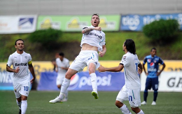 El delantero argentino Emiliano López (centro) festeja tras anotar su primer gol con los cremas. (Foto Prensa Libre: Francisco Sánchez)