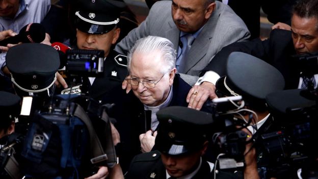 El sacerdote chileno Fernando Karadima rodeado por los medios mientras abandona el edificio de la Corte Suprema en Santiago de Chile. (REUTERS)