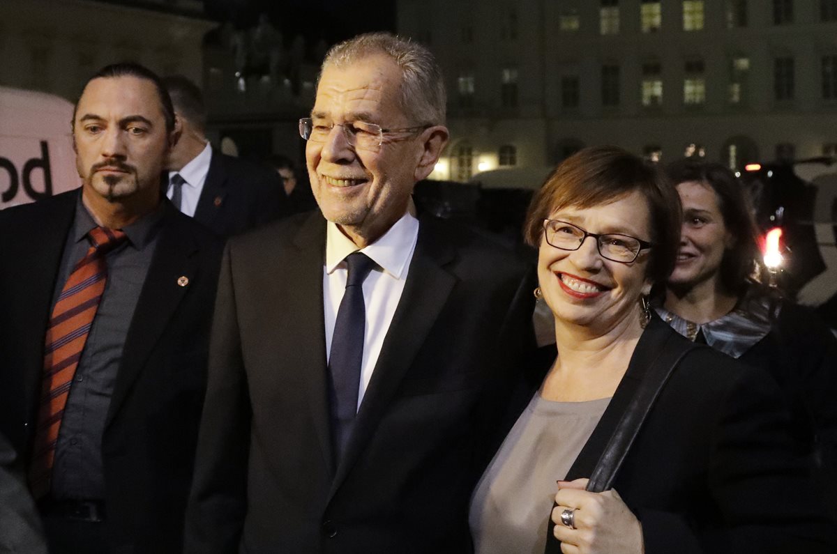 Alexander Van der Bellen, centro, junto a su esposa, sonríe tras conocer el triunfo electoral. (Foto Prensa Libre: AFP)