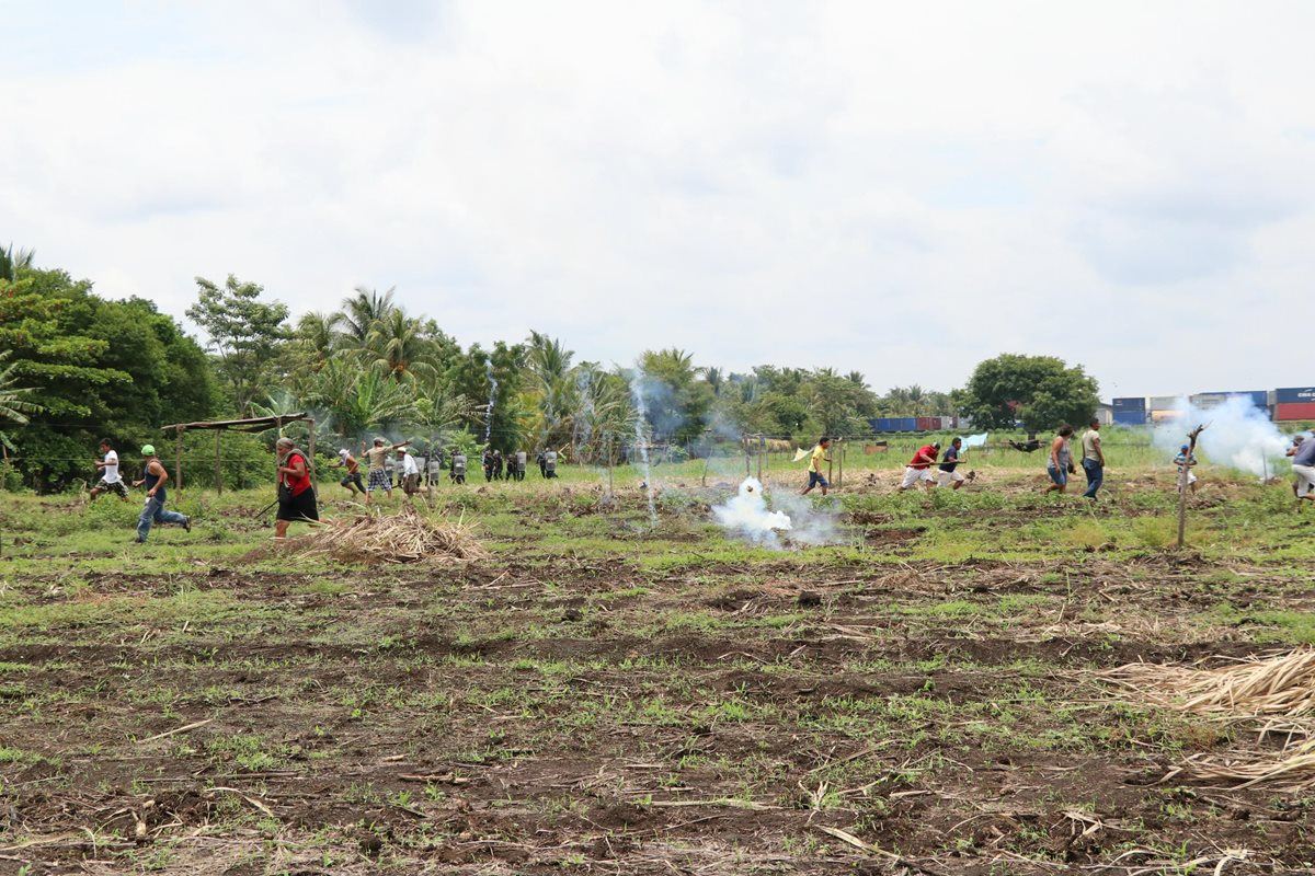 El desalojo se realizó en la finca Corral Blanco, puerto San José. Foto Prensa Libre: Enrique Paredes.