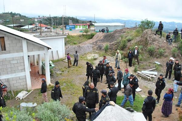 Agentes de la Policía Nacional Civil permanecen como medida de prevención en Ixchiguán, donde hubo un enfrentamiento entre pobladores. (Foto Prensa Libre: Aroldo Marroquín)  <br _mce_bogus="1"/>