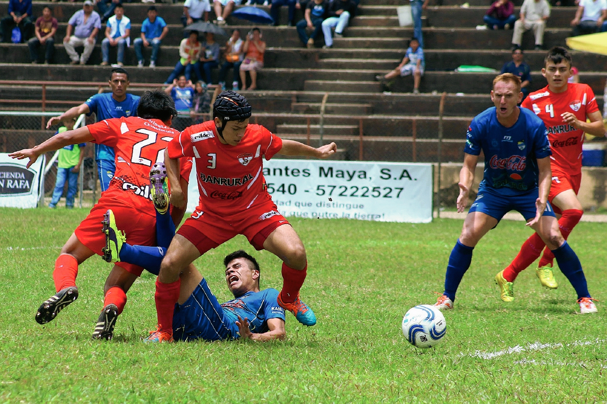 COBÁN, ALTA VERAPAZ - Juan Manuel Klug es marcadopor los jugadores de Sacachispas, Marcos sance y Carlos Miranda.( Foto Prensa Libre: Eduardo Sam Chun)