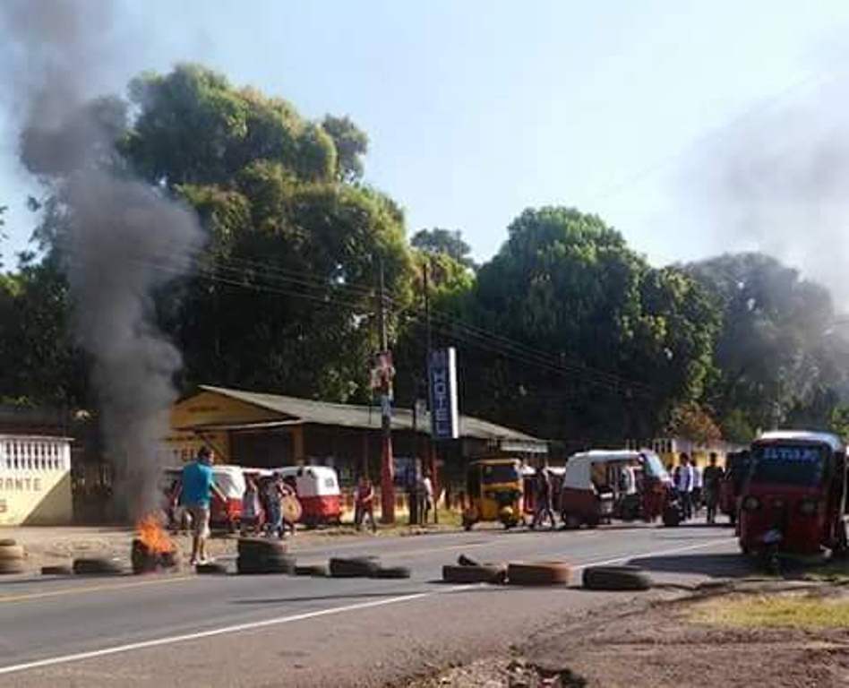 Pilotos de mototaxis se manifiestan en El Asintal, Retalhuleu, por muerte de compañero. (Foto Prensa Libre: Rolando Miranda).