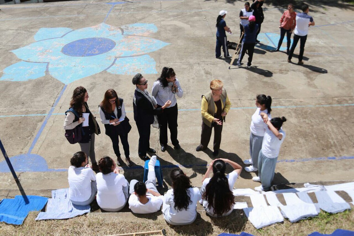 Las comisionadas Margarette May Macaulay —saco negro— y Esmeralda Arosemena —amarillo— visitaron  Gorriones. (Foto Prensa Libre: CIDH)