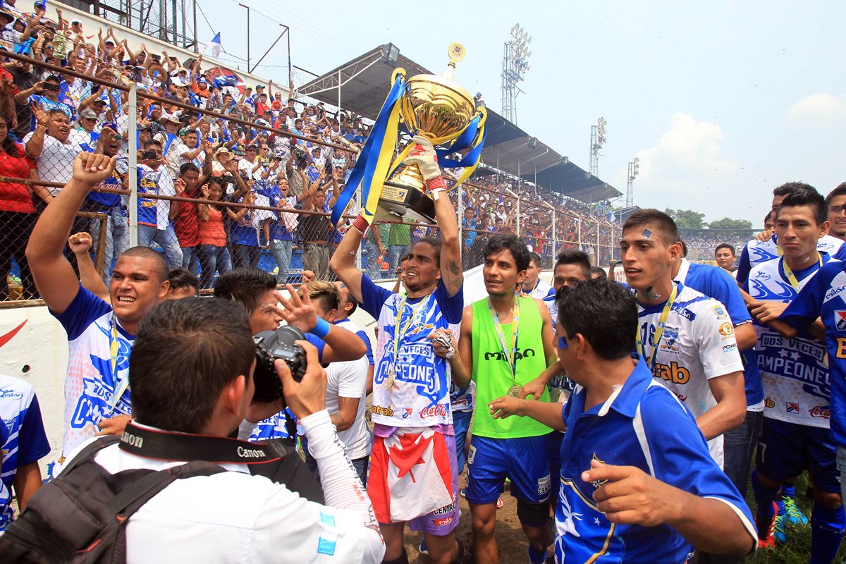 El estadio Carlos Salazar Hijo no cumplió con los requisitos que exige la Liga de Campeones de la Concacaf. (Foto Prensa Libre: Carlos Vicente)