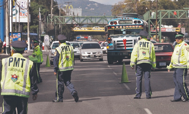 Uno de los operativos de alcoholemia efectuados por la PMT en la Ciudad de Guatemala.(Foto Prensa Libre: Hemeroteca PL)