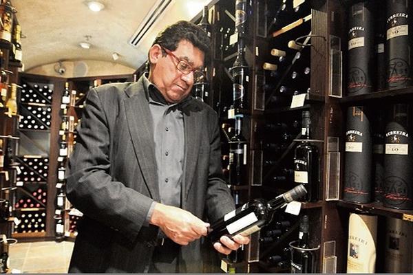 René García Valdés es un sumiller internacional con 25 años de experiencia. (Foto Prensa Libre: Áxel Vicente)