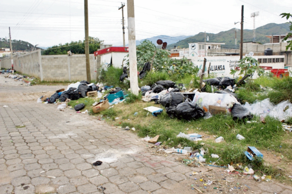 Bolsas de basura quedan en calles después de la feria.