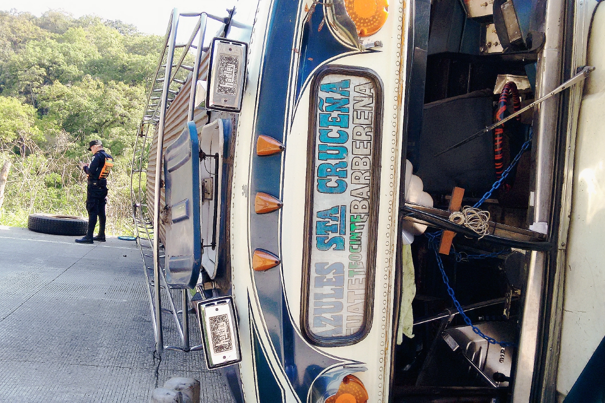 El autobús  volcó en el km 41 de la ruta a El Salvador, en Barberena, Santa Rosa. (Foto Prensa Libre: Oswaldo Cardona)