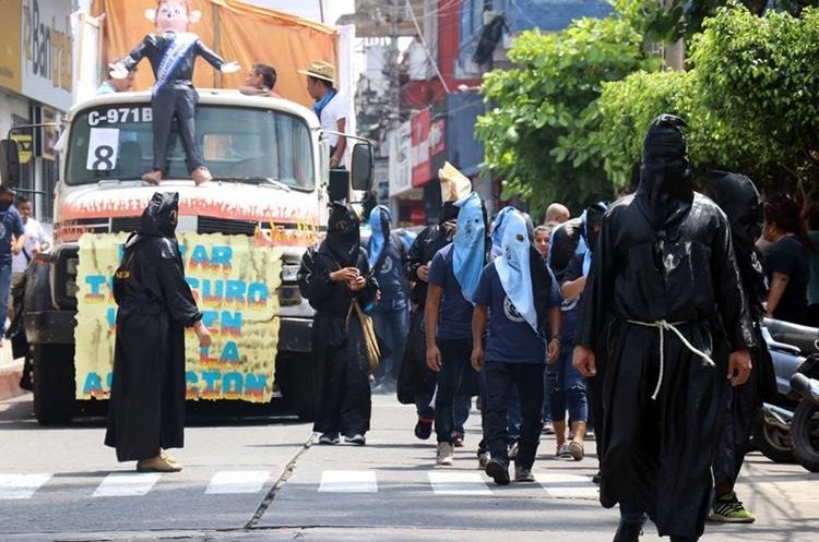 El desfile bufo es una tradición en la que se denuncian inconformidades sociales y políticas. (Foto: Hemeroteca PL)