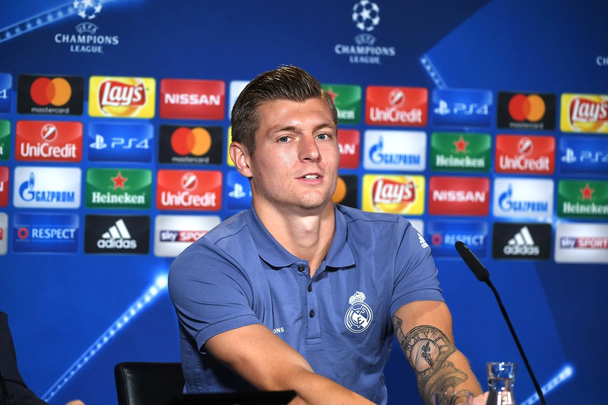 El alemán Toni Kroos durante la conferencia de prensa de este lunes. (Foto Prensa Libre: AFP)