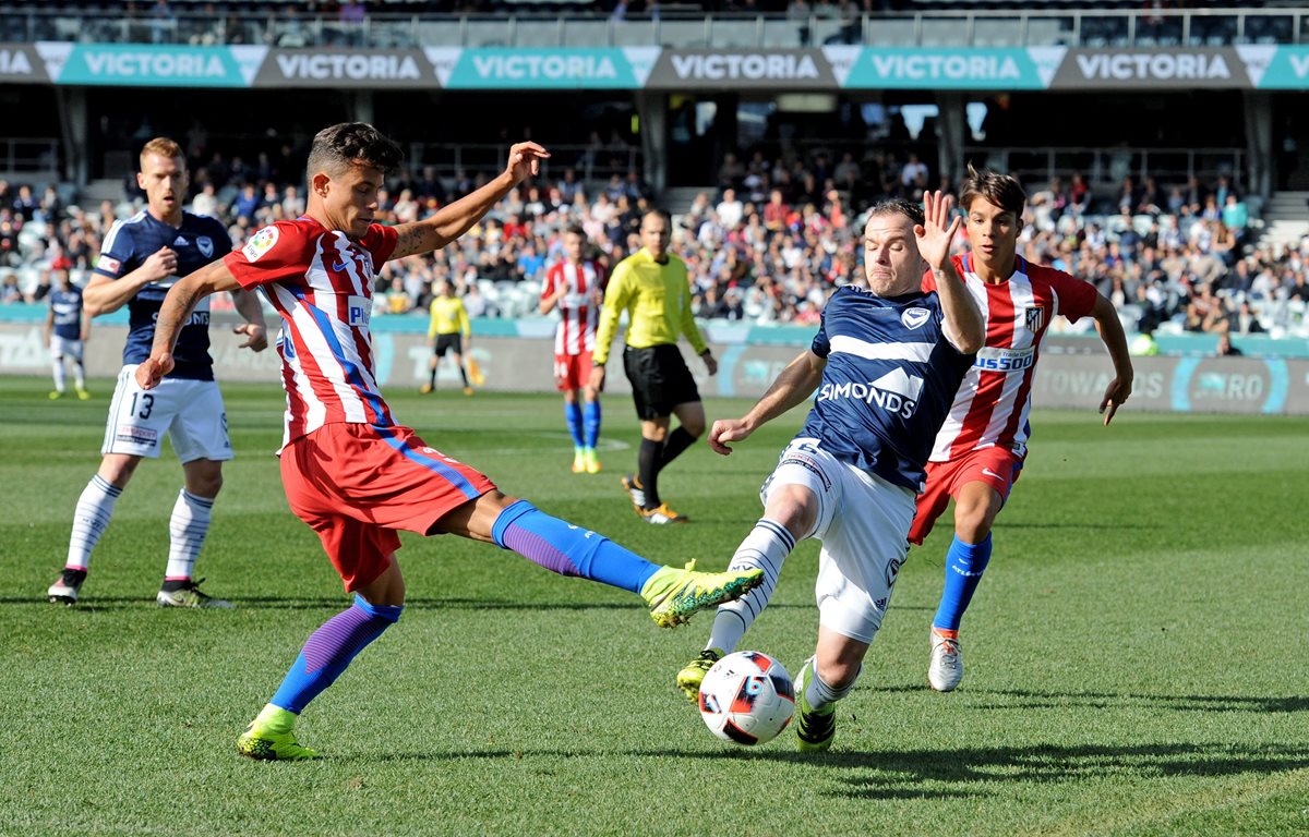 Leigh Broxhamy Juan Moreno pelean por el balón durante el partido. (Foto Prensa Libre: EFE)