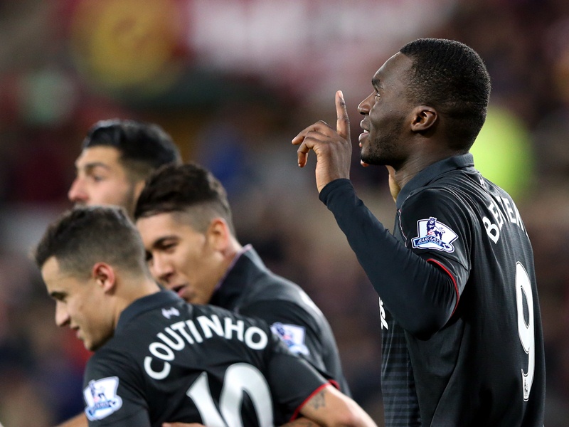 Benteke celebra su gol esta tarde con sus compañeros de equipo. (Foto Prensa Libre: AP)