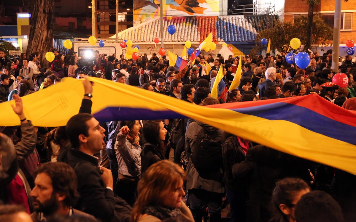 Colombianos festejan las negociaciones alcanzadas en La Habana, Cuba, el miércoles. (Foto Prensa Libre: EFE).